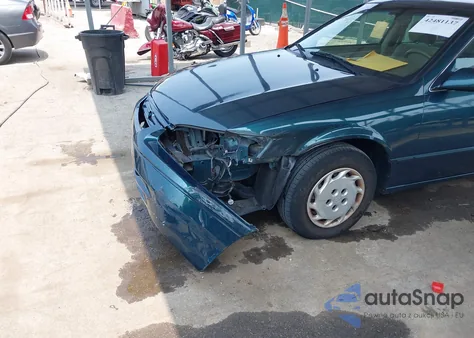 1998 Toyota Camry Le z USA, uszkodzony, nr VIN 4T1BG22K0WU861223